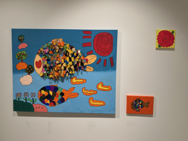 물고기와 꽃, 하트를 좋아한다는 김문기 작가의 '엄마 금붕어, 아기 금붕어'(2025). 김은영 기자 key66@