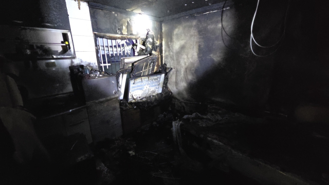 지난 16일 오후 11시 35분 창원시 마산회원구 합성동 한 5층짜리 모텔에서 불이 나 객실 내부가 탄 모습. 창원소방본부 제공