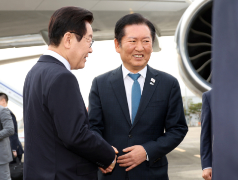 ‘항소포기 논란’ 여파 이 대통령 54.5% ‘하락’, 민주 46.7% ‘상승’...엇갈린 당정 지지율