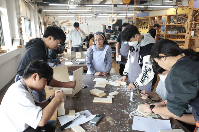 알로이시오기지1968 '나무공방' 수업 광경. 정대현 기자 jhyun@