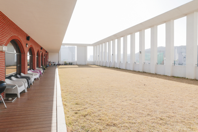 알로이시오기지1968 '기지 1동' 4층에 위치한 '달빛옥상' 전경. 옥상에 잔디를 깔아 도심에서 캠핑을 하는 기분을 즐길 수 있다. 정대현 기자 jhyun@