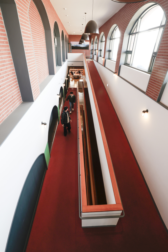 알로이시오기지1968 ‘기지 1동’ 옛 중앙복도 자리에 들어선 경사로. 1층부터 4층까지 연결된다. 대현 기자 jhyun@