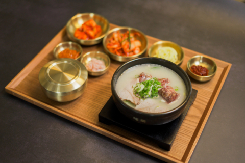 ‘식복’의 돼지국밥 한상 차림.