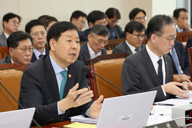 구윤철 부총리 겸 기획재정부 장관이 17일 서울 여의도 국회에서 열린 기획재정위원회 전체회의에서 한미관세협상 조인트 팩트시트(공동 설명자료) 관련 위원 질의에 답하고 있다. 연합뉴스