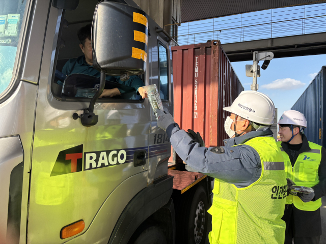 인천항만공사(IPA) 임직원이 화물차 기사에게 안전장갑을 전달하고 있다. IPA 제공