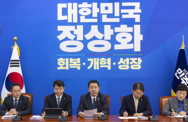 더불어민주당 김병기 원내대표가 18일 국회에서 열린 원내대책회의에서 발언하고 있다. 연합뉴스