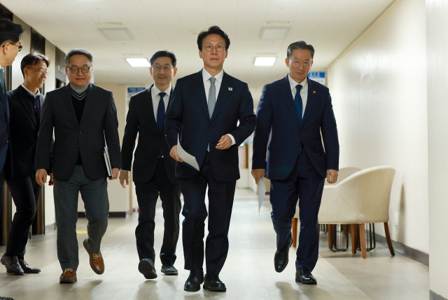 김민석 국무총리가 18일 정부서울청사에서 '론스타 국제투자분쟁(ISDS) 취소 신청'과 관련해 긴급 브리핑하기 위해 이동하고 있다. 김 총리 오른쪽은 정성호 법무부 장관. 김 총리는 이날 브리핑을 통해 론스타 ISDS 취소 절차를 심리하는 국제투자분쟁해결센터 취소위원회로부터 '대한민국 승소' 결정을 받았다고 밝혔다. 연합뉴스