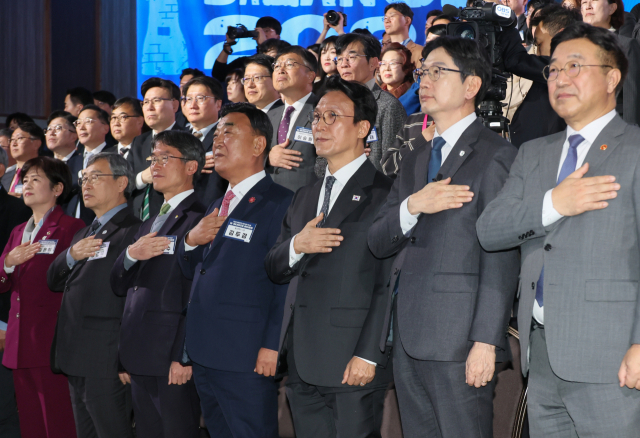 김민석(앞줄 오른쪽 세 번째) 국무총리가 19일 오후 2시 울산전시컨벤션센터에서 열린 ‘제3회 지방자치 및 균형발전의 날 기념식 및 2025 대한민국 지방시대 엑스포 개막식’에서 국기에 경례하고 있다. 앞줄 오른쪽 두 번째는 김경수 지방시대위위원장, 네 번째는 김두겸 울산광역시장. 연합뉴스