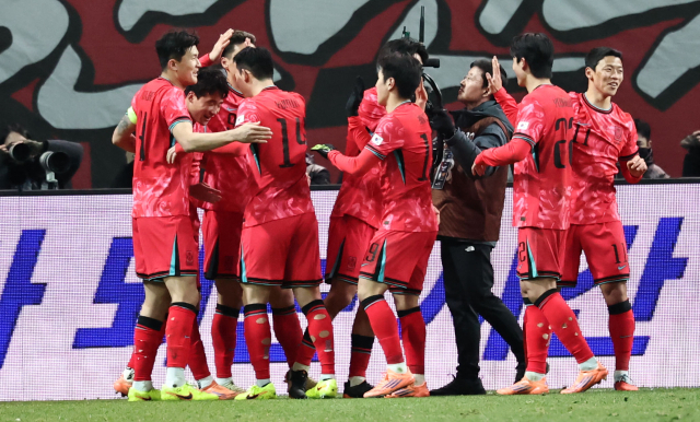 지난 18일 서울 마포구 서울월드컵경기장에서 열린 남자축구 국가대표 A매치 평가전 대한민국과 가나의 경기에서 후반 18분 결승골을 넣은 이태석이 동료 동료 선수들과 기뻐하고 있다. 연합뉴스