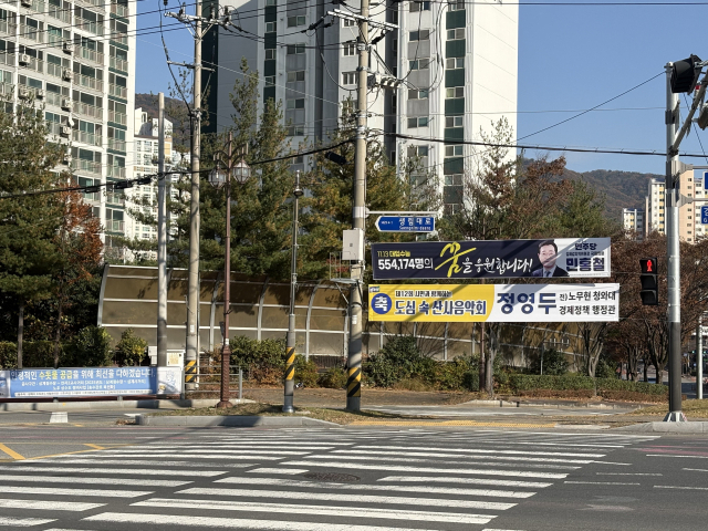 19일 김해시의 한 대로변에 내년 시장선거 출마자로 거론되는 이들의 현수막이 내걸렸다.