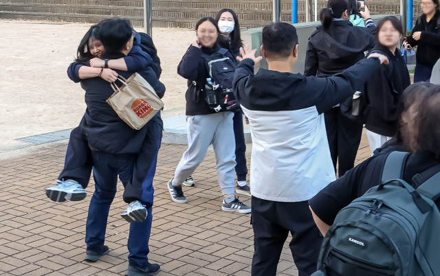 2026학년도 대학수학능력시험일인 지난 13일 부산 동구 경남여자고등학교에서 시험을 마친 수험생들이 가족과 인사를 나누고 있다. 김종진 기자 kjj1761@