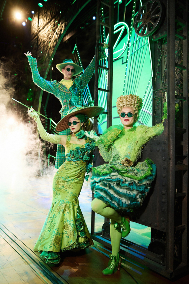 뮤지컬 ‘위키드’에 출연 중인 앙상블 배우들에 에메랄드 시티 분장을 하고 있다. 에스앤코 제공