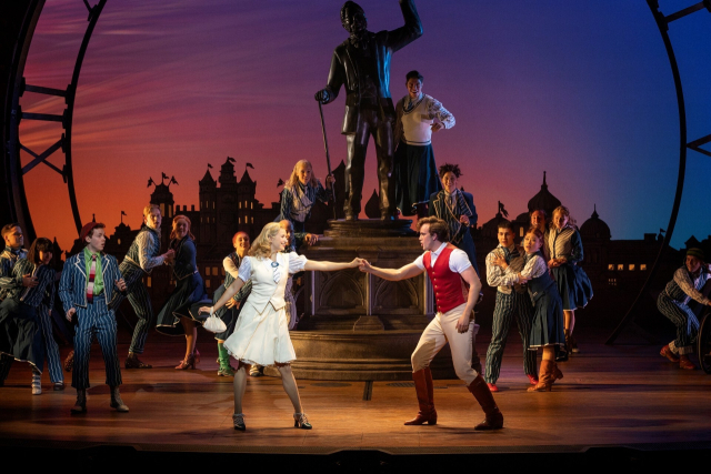 뮤지컬 ‘위키드’ 내한 공연 1막 중 'Dancing Through Life'(춤추듯 인생을)를 부르는 모습. 에스앤코 제공