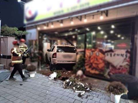 울산서 SUV가 식당 돌진…인명피해 없어