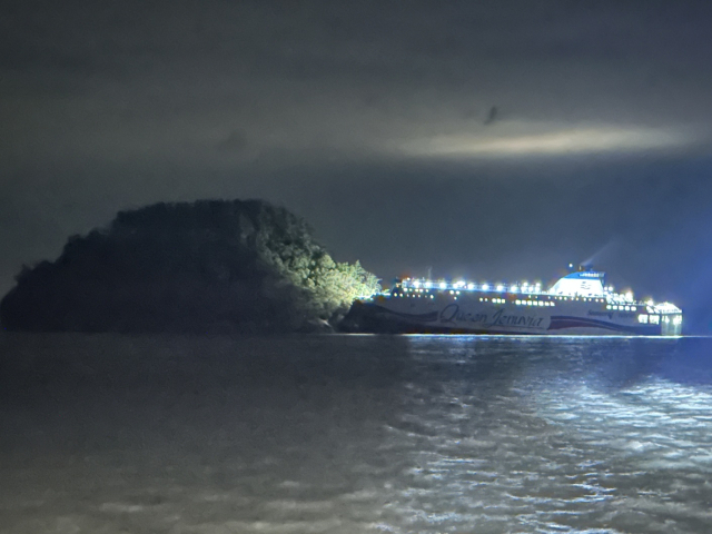 지난 19일 오후 8시 17분께 전남 신안군 장산면 장산도 인근 해상에서 267명이 탄 대형 여객선 ‘퀸제누비아2호’(총 2만 6546t)이 좌초됐다. 해경은 경비정을 급파해 승객들을 목포로 이송하고 있다.독자 제공. 연합뉴스