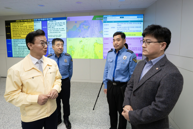 전재수 해양수산부 장관(왼쪽)이 20일 오전 목포해양경찰서를 방문해 전날 발생한 대형 여객선 퀸제누비아2호 좌초사고 관련 후속조치 상황을 점검하고 있다. 해수부 제공