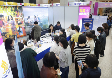 항공사와 여행사에서 부산발 항공권과 여행상품을 할인 가격에 제공하는 ‘2024 항공여행마켓’이 2024년 10월 31일 부산시청 1층에서 열리고 있다. 부산일보DB