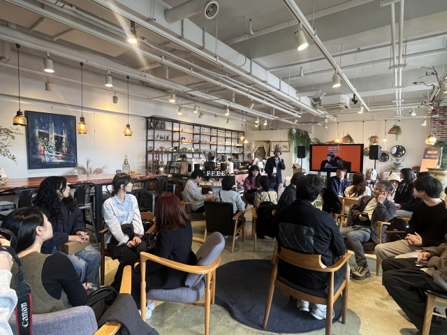 지난해 김해시민영화제 ‘김씨네’ 프로그램 중 하나로 진행된 ‘만담 릴레이’.김해문화관광재단 제공