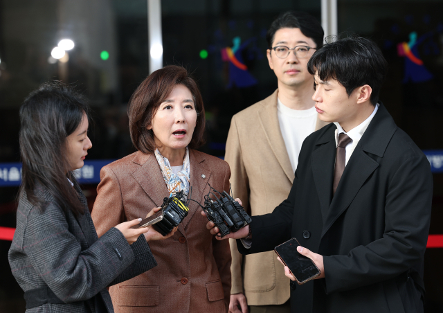 국민의힘 나경원 의원이 20일 서울 양천구 서울남부지방법원에서 열린 '국회 패스트트랙 충돌' 1심 선고 공판을 마치고 취재진 질문에 답하고 있다. 재판부는 사건 당시 자유한국당 원내대표였던 나 의원에게 벌금 총 2천400만원을, 당 대표였던 황교안 전 총리에게 벌금 총 1천900만원을 선고했다. 현재 국민의힘 원내대표를 맡고 있는 송언석 의원은 벌금 총 1천150만원을 선고받았다. 연합뉴스