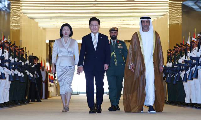 아랍에미리트(UAE) 국빈방문을 마친 이재명 대통령과 김혜경 여사가 19일(현지시간) 다음 공식 방문지인 이집트로 가기 위해 아부다비 왕실공항에서 공군 1호기로 향하고 있다. 연합뉴스