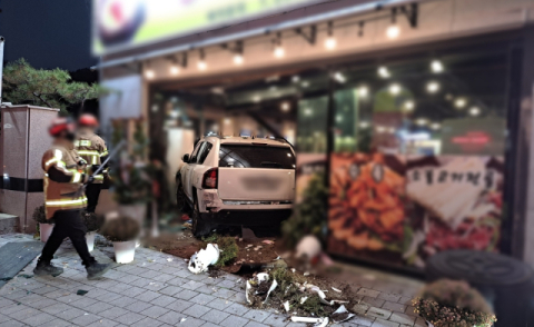 울산서 SUV가 식당 돌진…인명피해 없어