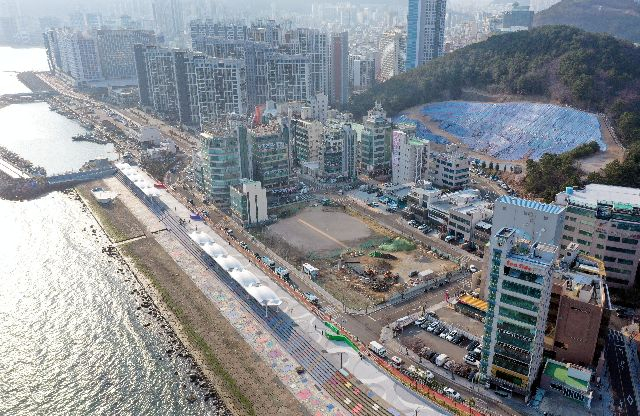 27년 동안 방치돼 있던 부산 수영구 민락동 옛 청구마트 부지에 국내 첫 디즈니 체험시설이 추진되고 있다. 민락수변공원 앞 옛 청구마트 부지 일대 모습. 2025.03.20 부산일보DB