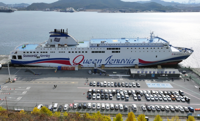 20일 오전 전남 목포시 삼학부두에 2만6천t급 여객선 퀸제누비아2호가 정박돼 있다. 퀸제누비아2호는 전날 제주에서 267명을 태우고 목포로 향하던 중 신안군 장산면에 있는 족도(무인도)에 좌초됐다. 예인선의 도움을 받아 바다로 빠져나온 퀸제누비아2호는 자력으로 항해해 목포 삼학부두에 정박했다. 여객선에 타고 있던 승객과 선원 등 267명은 전원 무사히 구조됐다. 연합뉴스