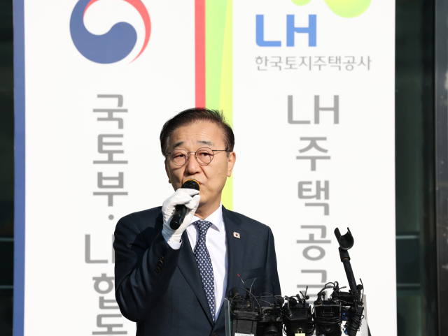 김윤덕 국토교통부 장관이 20일 서울에서 열린 국토부·LH 합동 주택 공급 TF 현판식에서 취재진의 질문에 답하고 있다. 연합뉴스