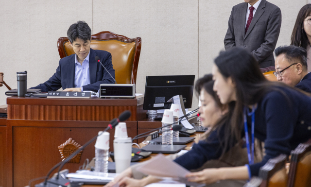 윤건영 국회 행정안전위원회 법안심사 제1소위원회 위원장이 20일 국회에서 열린 소위 회의를 개회한 뒤 처리 안건을 설명하고 있다. 연합뉴스