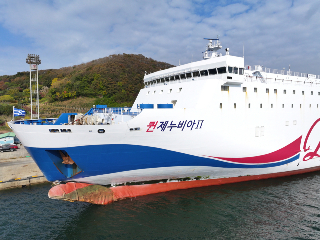 19일 신안군 무인도에 좌초됐던 퀸제누비아2호가 예인선의 도움을 받아 빠져나와 자력 항해해 20일 목포 삼학부두에 정박했다. 연합뉴스