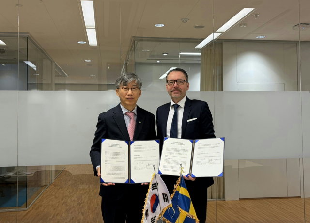 스웨덴 SKB와의 업무협약식에서 조성돈 한국원자력환경공단 이사장(왼쪽)과 스테판 잉달 스웨덴 SKB 사장이 기념촬영을 하고 있다. 원자력환경공단 제공