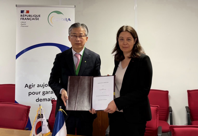 프랑스 ANDRA와의 업무협약식에서 조성돈 한국원자력환경공단 이사장(왼쪽)과 리디아 에브라르 ANDRA 기관장이 기념촬영을 하고 있다. 원자력환경공단 제공