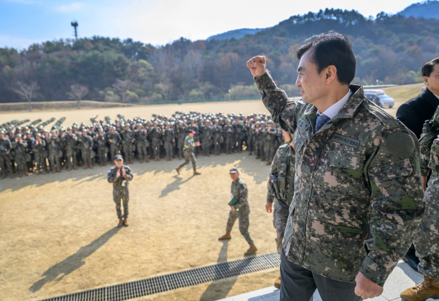 안규백 국방부 장관이 20일 제35사단 신병교육대대를 방문해 장병들을 격려하고 있다. 연합뉴스