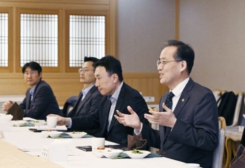 기재부 “청년 고용부진, 수시·경력직 채용 확산, 은퇴연령 노동시장 참여 때문”
