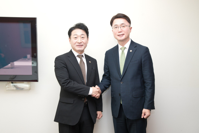 류제명 과학기술정보통신부 제2차관(오른쪽)과 이호현 기후에너지환경부 제2차관이21일 오후 서울 중구 달개비에서 열린 ‘과기정통부-기후부 정책간담회’에서 기념 촬영을 하고 있다. 과기정통부 제공.