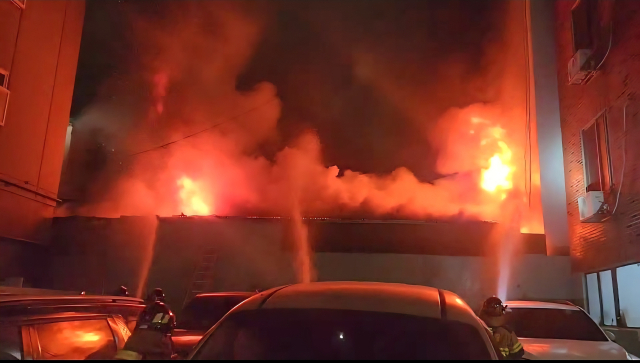 21일 오후 11시 20분께 남구 대연동 창고형 의류 판매점 1층에서 화재가 발생했다. 부산소방재난본부 제공