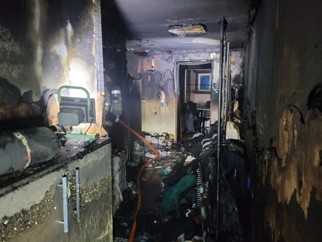 이 불로 주민 2명이 심정지 상태로 발견됐으며, 1명이 연기를 흡입해 인근 병원으로 후송됐다. 경남소방본부 제공