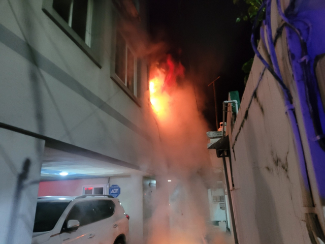 22일 오전 4시 50분께 경남 진주시 상봉동 한 다가구 주택 2층에서 화재가 발생해 진화작업이 펼쳐졌다. 경남소방본부 제공