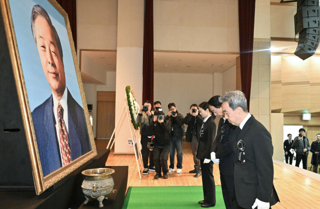 김영삼 전 대통령 아들 김현철 씨가 21일 서울 동작구 국립서울현충원에서 열린 고 김영삼 전 대통령 서거 10주기 추모식에서 묵념을 하고 있다. 연합뉴스