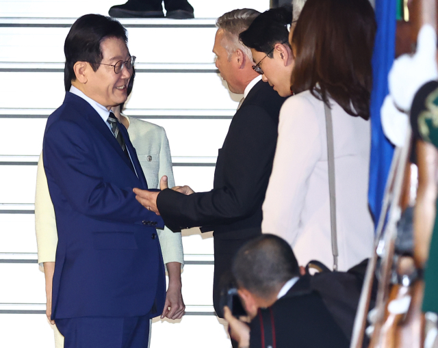 주요 20개국(G20) 정상회의에 참석하는 이재명 대통령이 21일(현지시간) 남아프리카공화국 요하네스버그 OR탐보국제공항에 도착한 뒤 영접인사와 인사를 나누고 있다. 연합뉴스