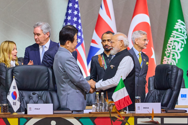 이재명 대통령이 22일(현지시간) 남아프리카공화국 나스렉 엑스포센터에서 열린 주요 20개국(G20) 정상회의에서 나렌드라 모디 인도 총리와 인사하고 있다. 연합뉴스