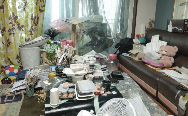 지난 14일 부산 부산진구 전포동의 저장강박 의심가구 내부. 거실에 각종 물건이 쌓여 있다. 정대현 기자 jhyun@