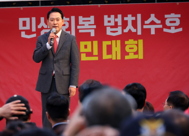 국민의힘 장동혁 대표가 지난 22일 오후 부산 중구 광복로에서 열린 '민생회복 법치수호 국민대회'에 참석해 발언하고 있다. 연합뉴스