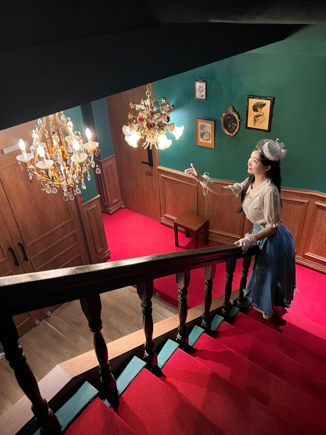 부산 부산진구 부전시장 인근의 국제장여관은 1960년대 옛 여관 건물이 개화기 콘셉트 숙소로 재탄생 된 곳이다. 사진은 숙박 이용객이 개화기 의상을 체험하는 모습. 국제장여관 제공