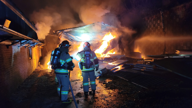 23일 오후 8시 5분 경남 합천군 가야면 한 돼지농장에서 불이 나 소방대원들이 진화 작업을 벌인고 있다. 경남소방본부 제공