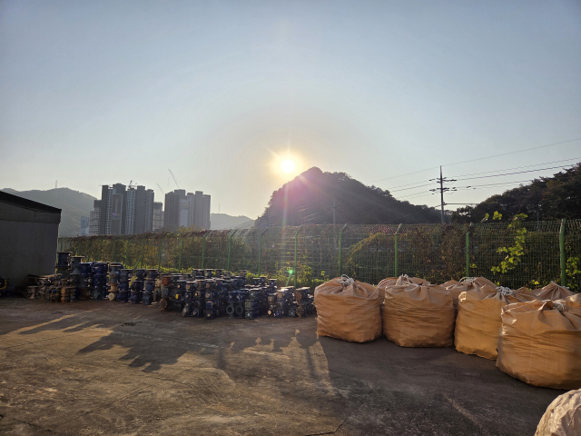 경남 김해시가 오는 25일 온비드에서 공개 매각할 폐수도계량기와 부속 자재들. 김해시 제공