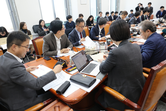 21일 서울 여의도 국회에서 열린 예산결산특별위원회 예산안 조정소위원회에서 한병도 소위원장이 회의를 주재하고 있다. 연합뉴스