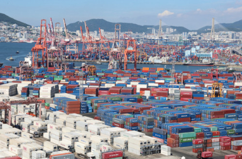 부산항 신선대부두, 감만부두에 쌓여 있는 컨테이너들. 부산일보D