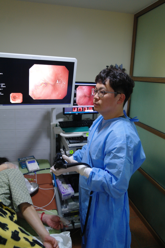 속편한내과 장형하 원장은 “폐렴은 노년층에게 특히 위험한 감염병이며, 폐렴구균 백신 접종은 고령층과 감염에 취약한 성인에게 가장 확실한 예방법”이라고 조언했다. 속편한내과 제공