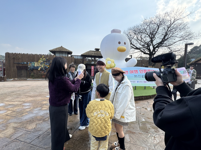 경남 김해시를 방문한 대만 인플루언서들이 25일 가야테마파크를 찾아 김해 관광지를 소개하는 콘텐츠를 제작하고 있다. 김해시 제공